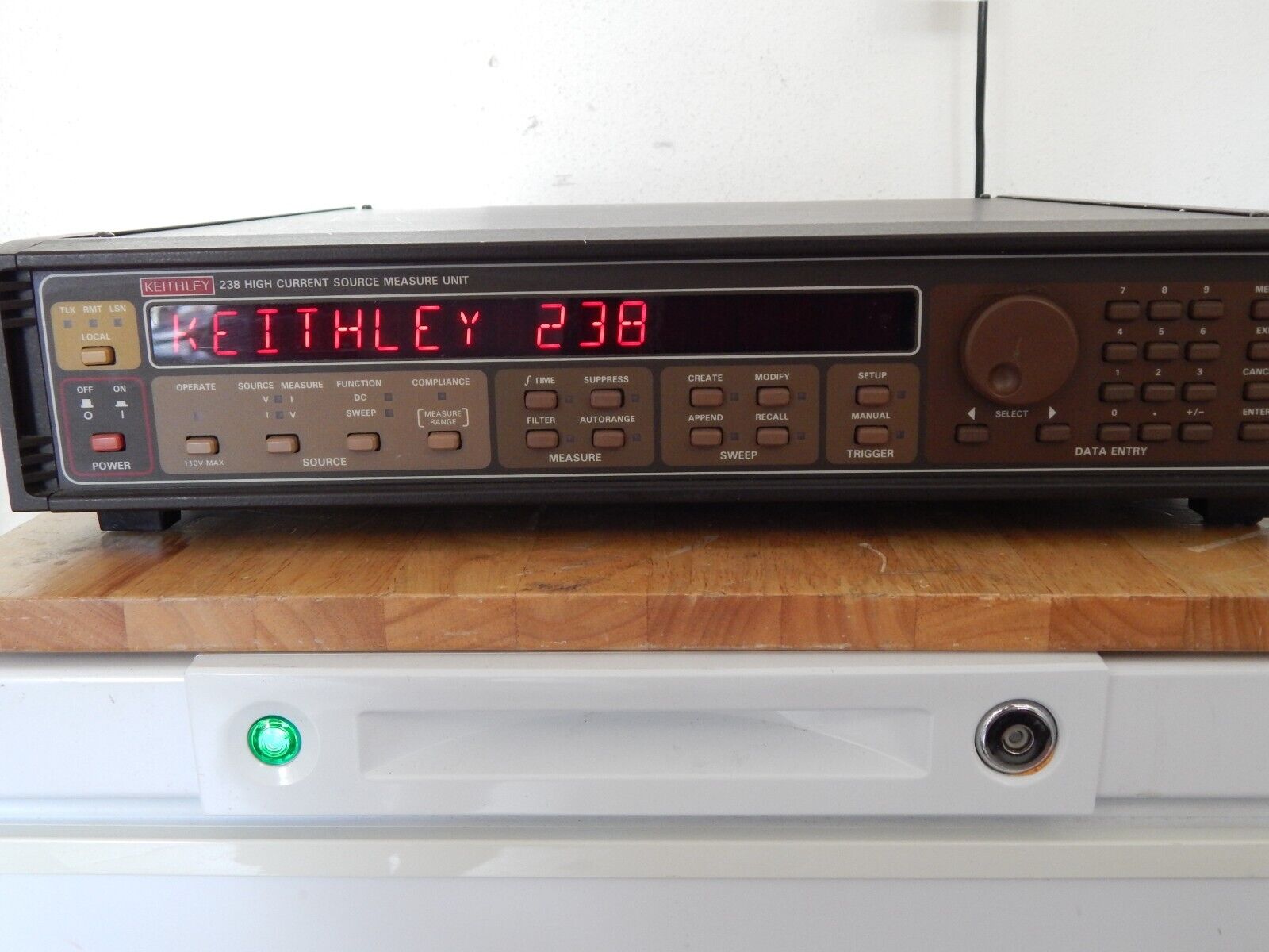 Keithley 238 High Current Source Meter, (bad GPIB holding lug) Keithley 238 High Current Source Meter, (bad GPIB holding lug)